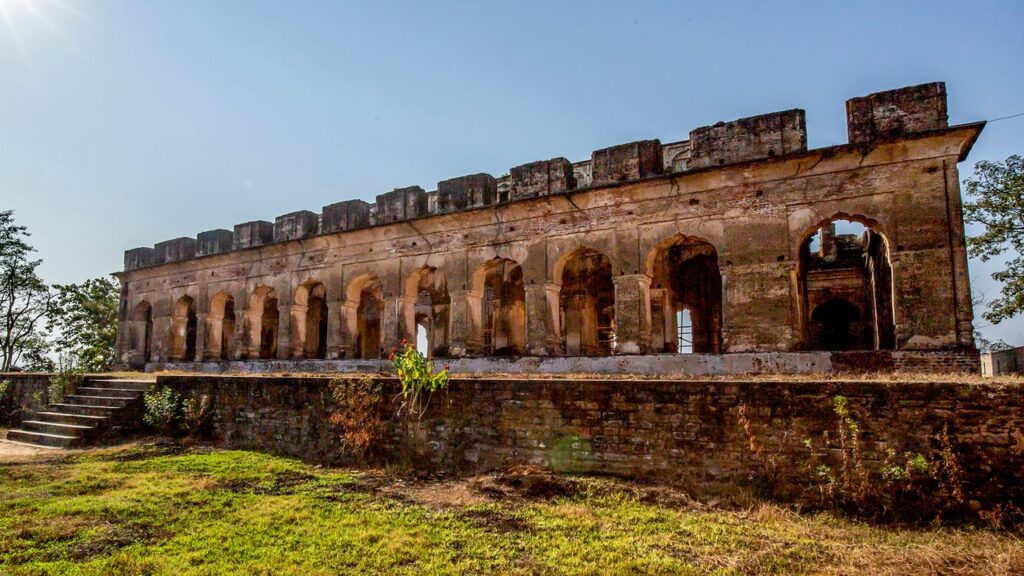 Sujanpur Tira Fort & Temples – A Historical Riverside Town in Hamirpur
